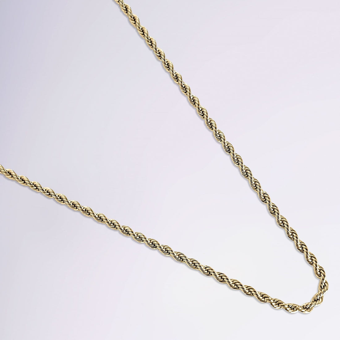 Collier Louise porté au cou – Chaîne dorée torsadée 60 cm