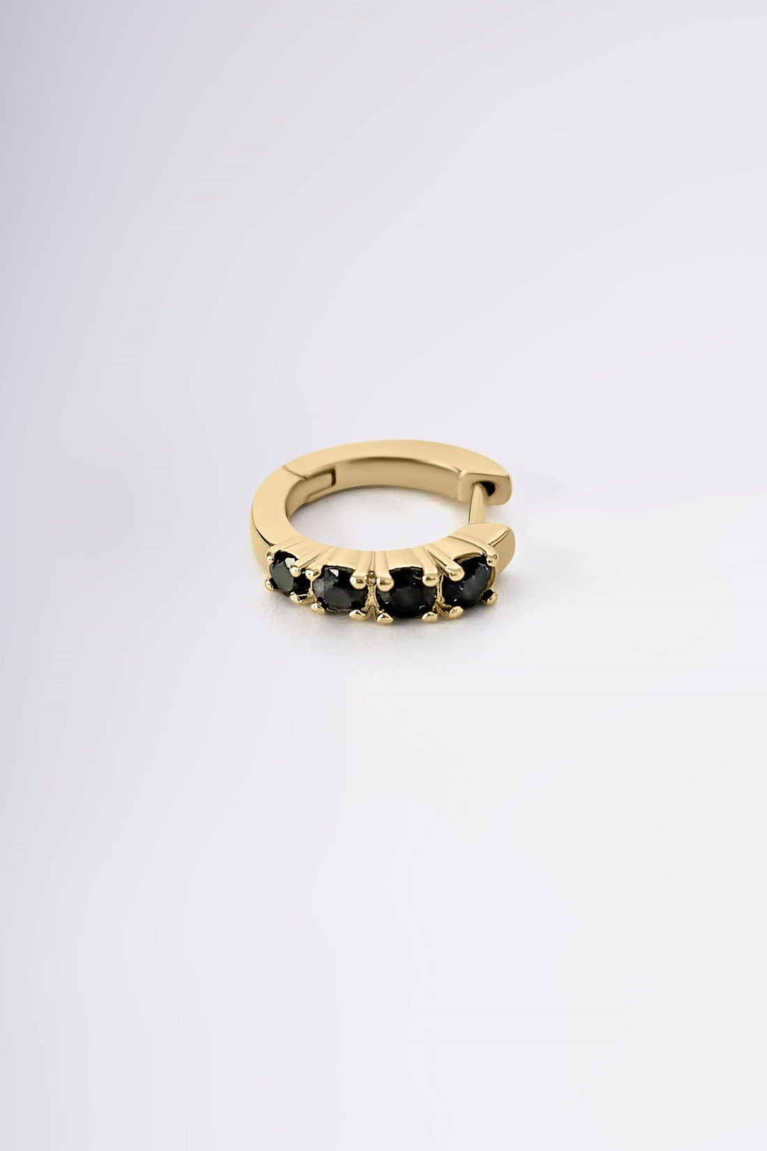 Boucles Tadeo, mini créoles en plaqué or avec zircons noirs, vue de face