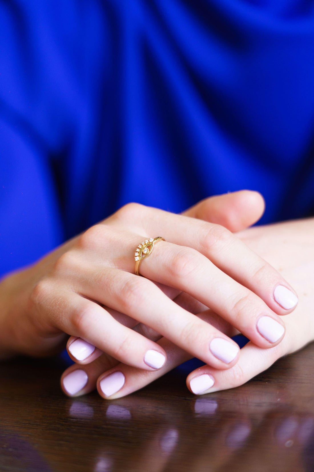 Bague LUNE portée pour un look minimaliste et chic