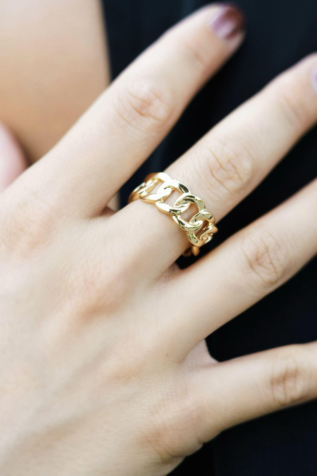 Bague MILA portée pour un look sophistiqué