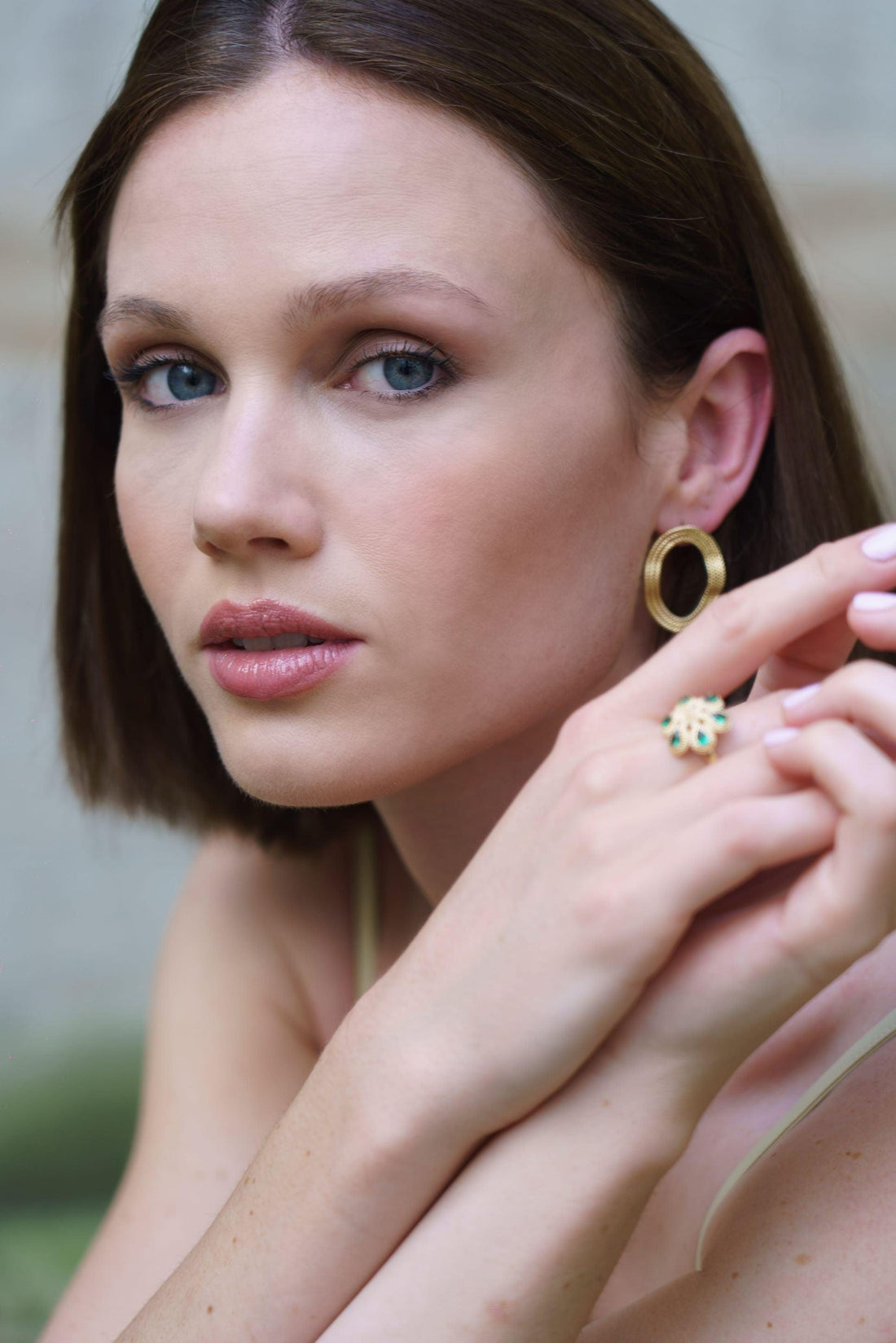 Vue rapprochée de la bague OLYMPIA mettant en valeur ses zircons verts