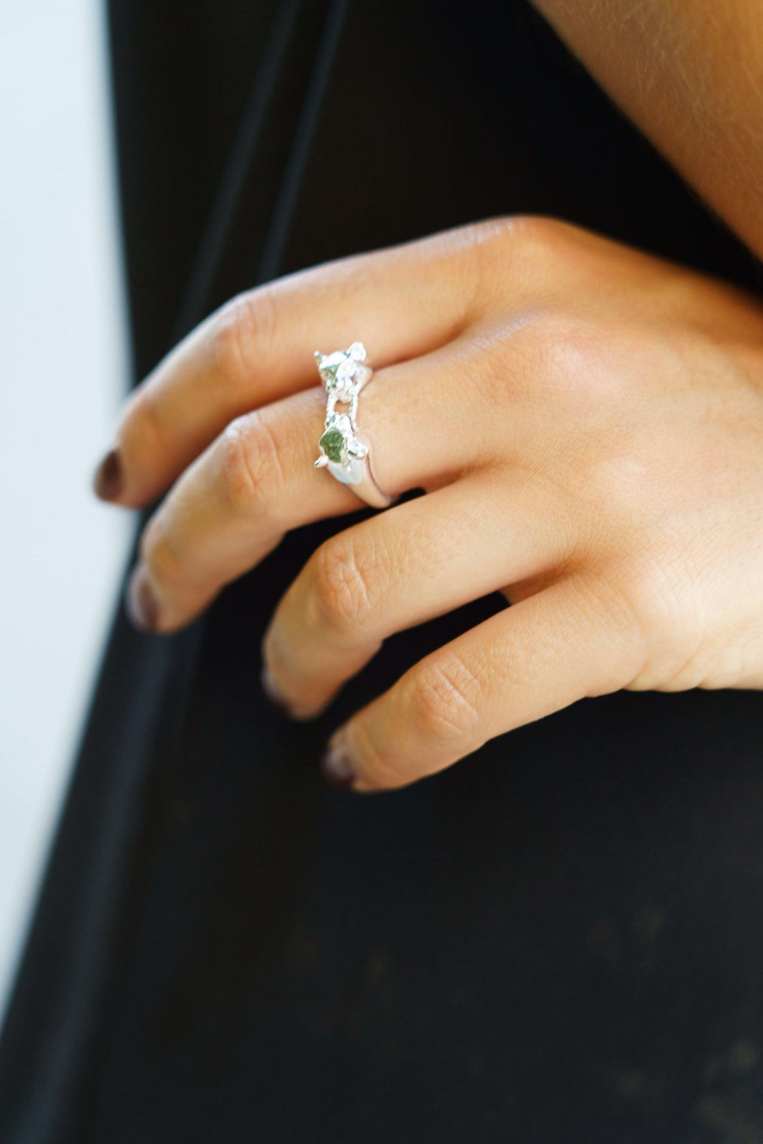 Vue rapprochée de la bague PANTERA avec double tête de panthère