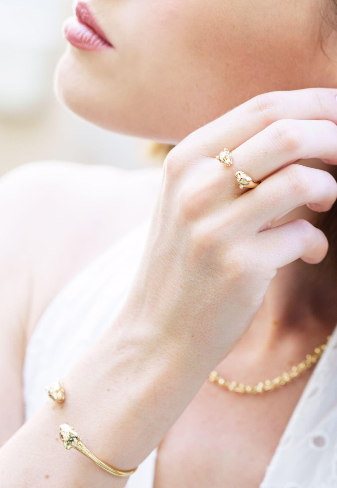 Bague PANTERA portée pour un style audacieux et raffiné