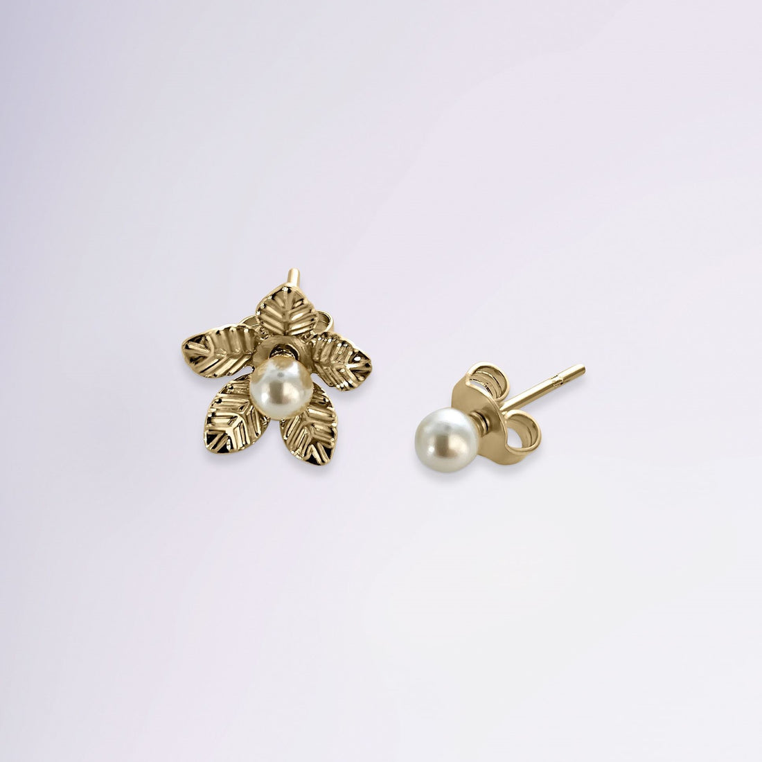 Zoom sur les boucles d'oreilles ISABELLE - Détail fleur et perle