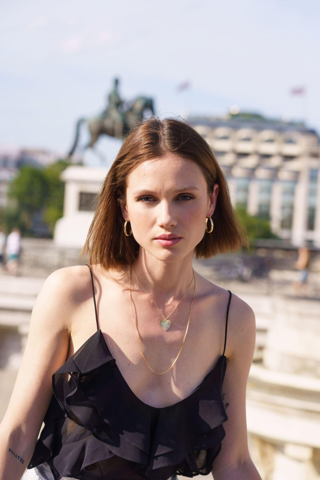 Boucles Laetia portées avec une tenue chic et raffinée