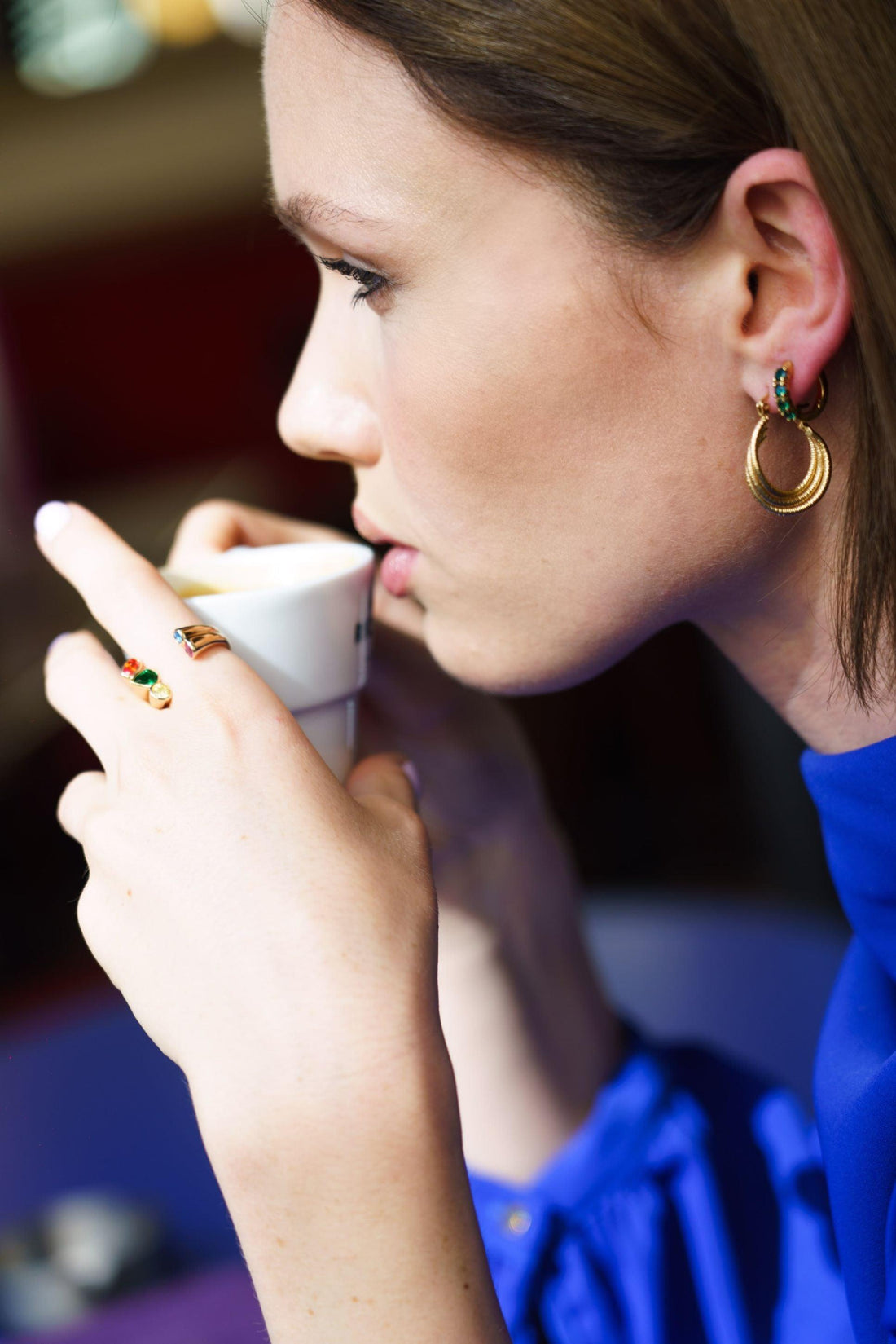 Femme portant les Boucles Seine, créoles torsadées dorées