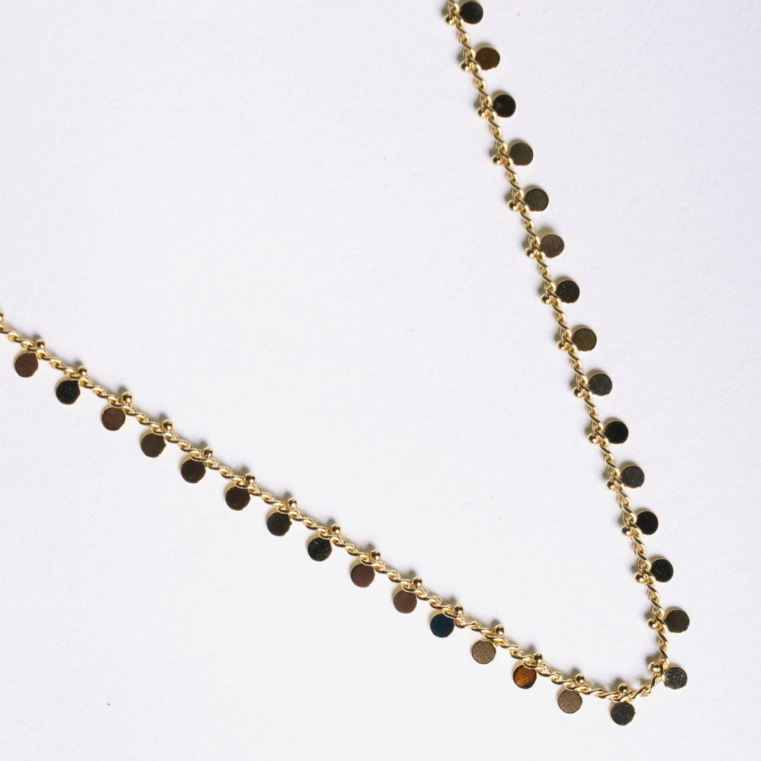 Collier Sophia, chaîne en plaqué or 18K avec pampilles, vue de face